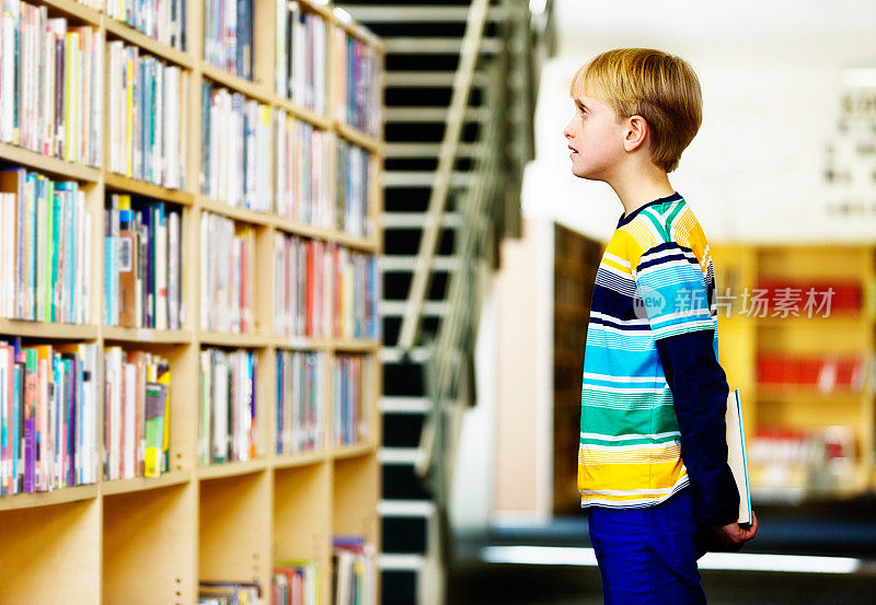 不知道读什么书，不情愿在图书馆读书的小男生