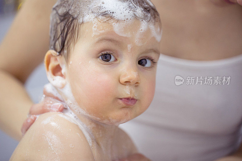 可爱的宝宝正在洗澡