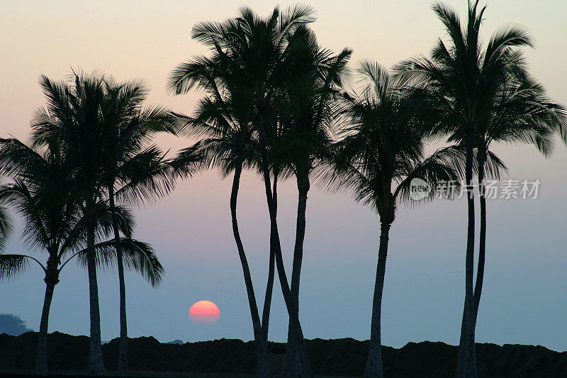夏威夷大岛阿纳霍奥马鲁湾的日落