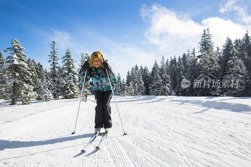 滑雪运动员在一个美丽的阳光明媚的冬天....罗格拉，斯洛文尼亚