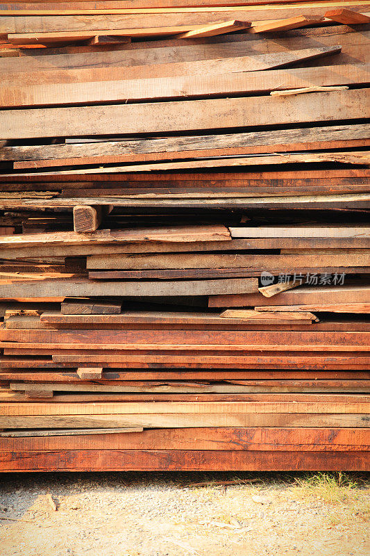 一堆刚磨好的红木木材