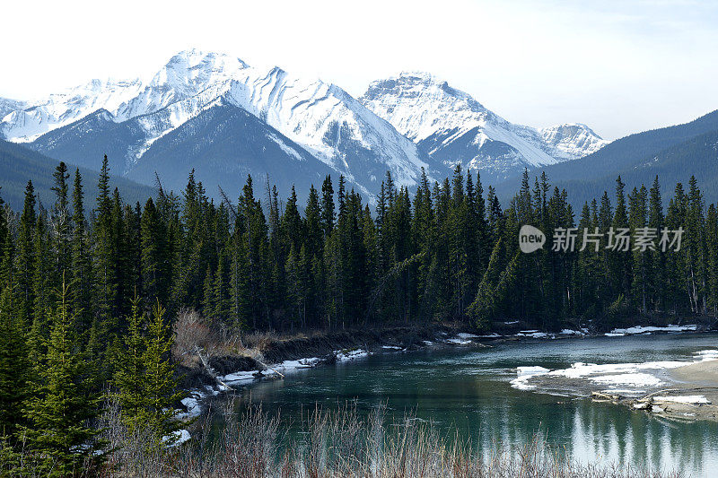 加拿大落基山脉和原始湖