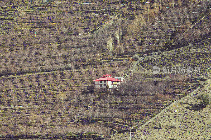 喜马拉雅山坡上的小房子