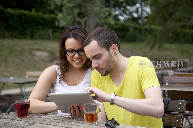 年轻夫妇浏览平板电脑
