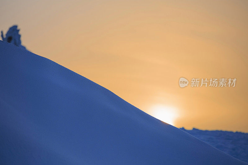 新鲜的雪，美丽的雪夜，高山上的风景