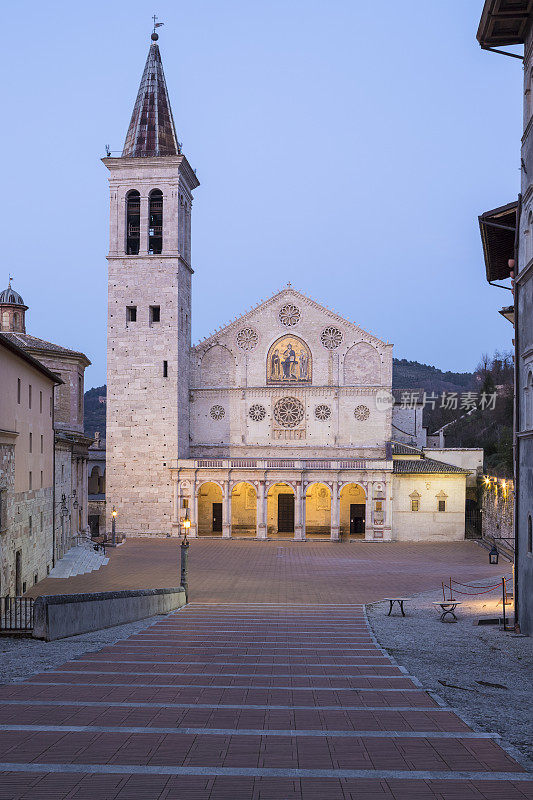 意大利翁布里亚的斯波莱托大教堂黄昏