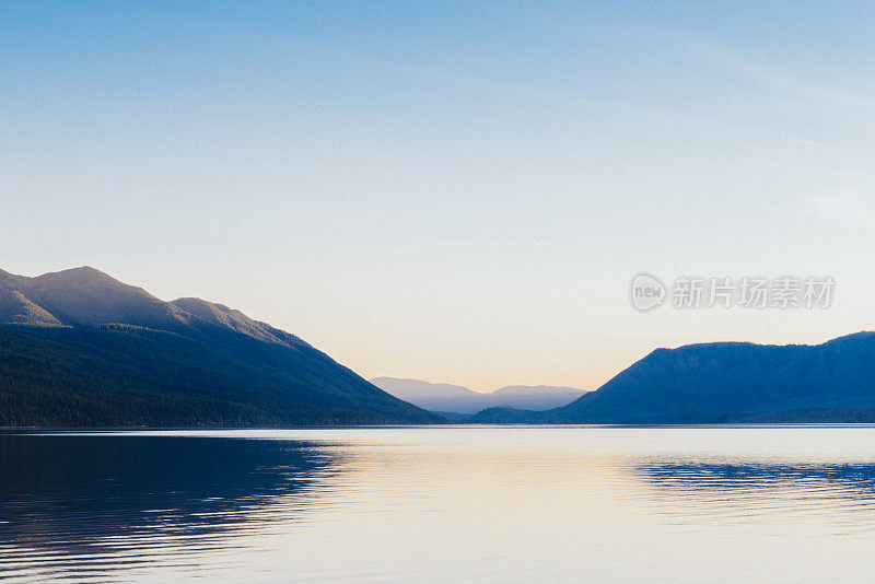 风景秀丽的日落湖麦克唐纳冰川国家公园