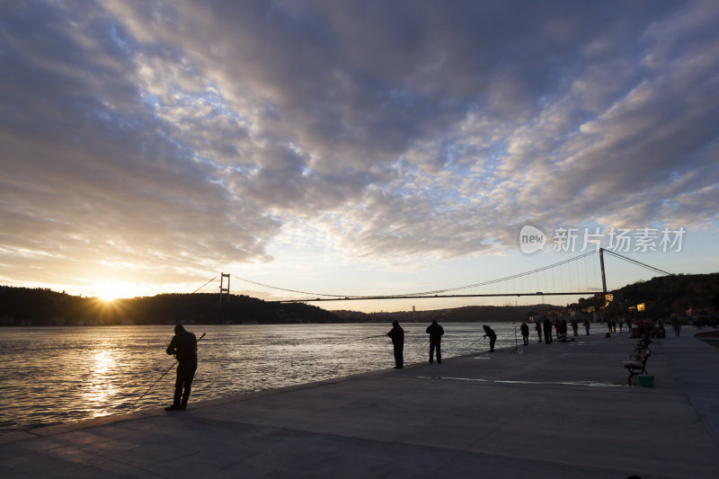 博斯普鲁斯大桥和渔民在日出时的剪影