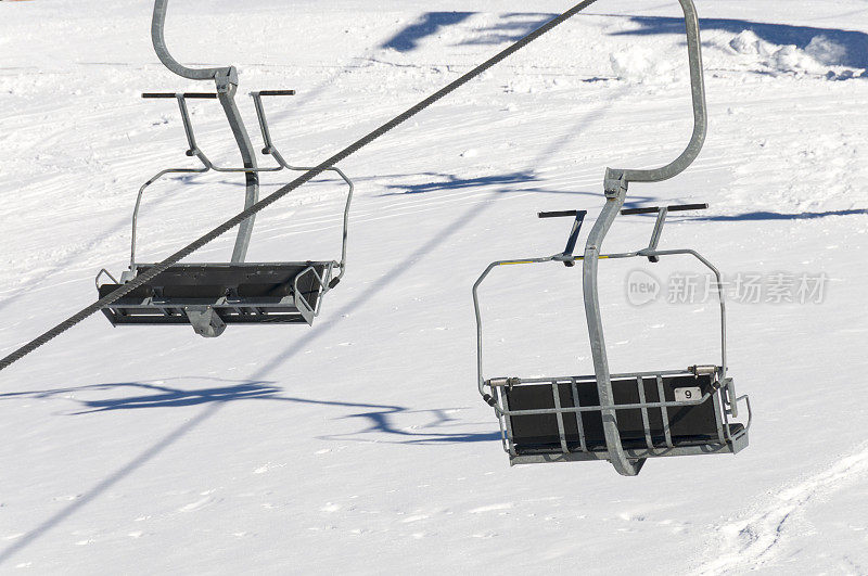 空的滑雪缆车