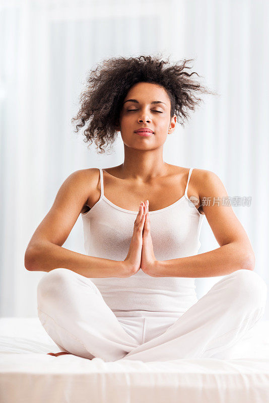 非裔美国妇女在做瑜伽。