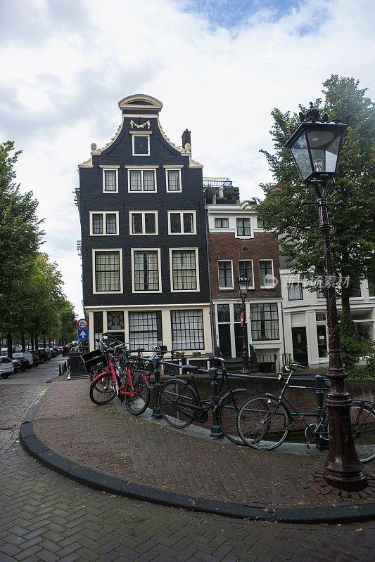 传统建筑位于荷兰阿姆斯特丹的水道海岸