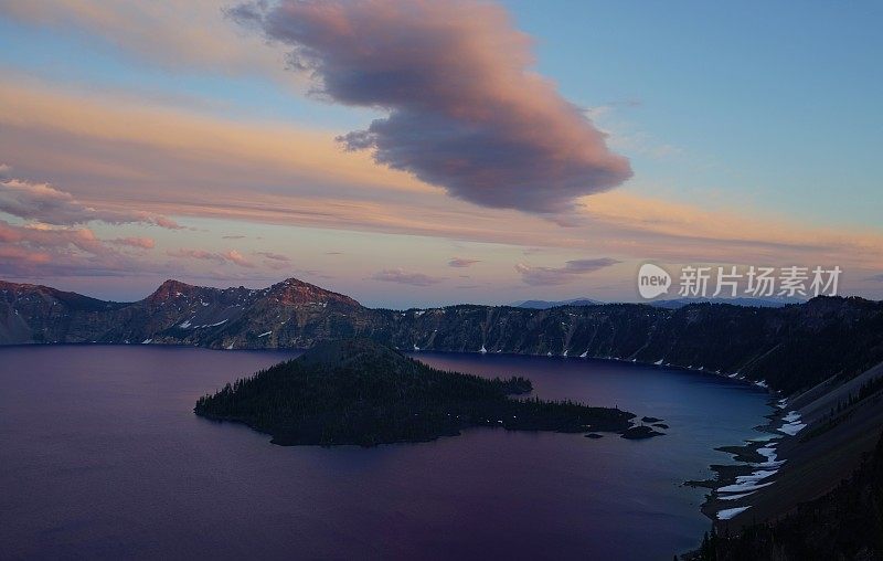 火山口湖紫色