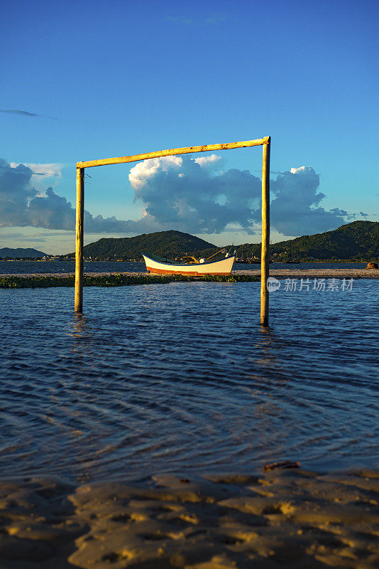 弗洛里亚诺波利斯-卡纳斯维埃拉海滩-球门和渔夫