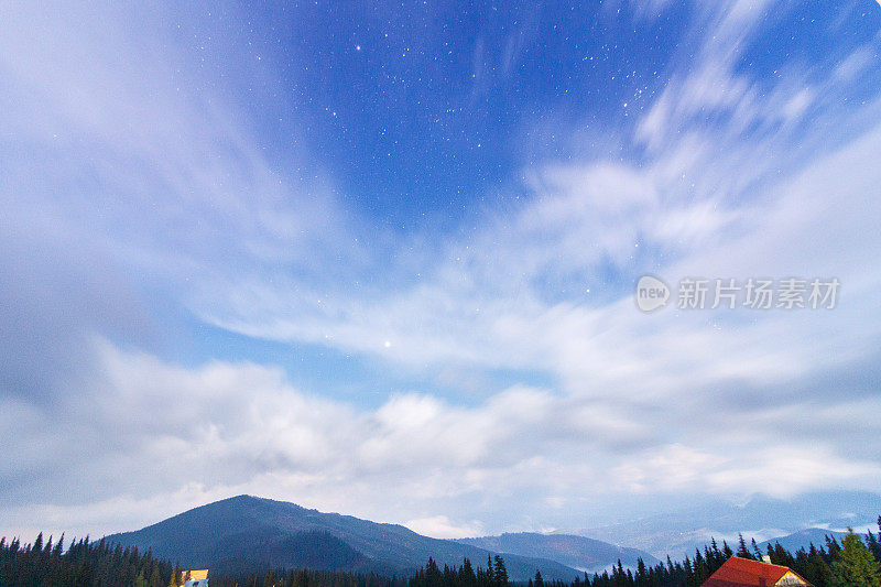 喀尔巴阡山脉。美丽的山景。大自然在山中。美丽的云。