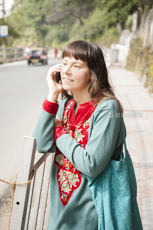 年轻的俄罗斯女人在市中心打手机。