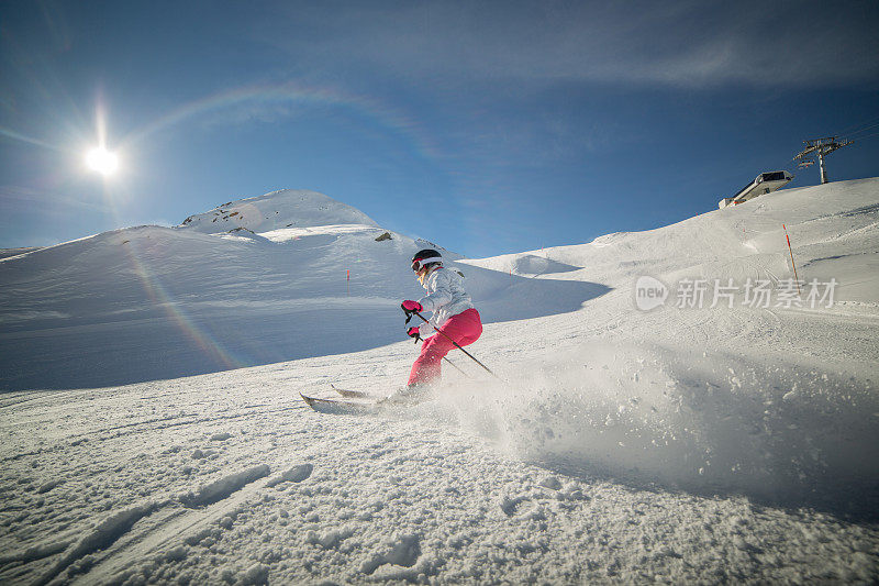 女人滑雪downhill-Sunny