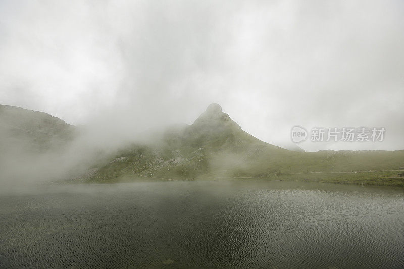 全景式的阿尔卑斯山脉与湖，在云中