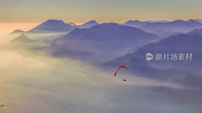 滑翔伞飞过加尔达湖。