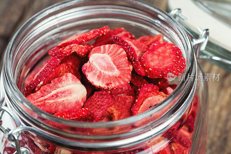 脱水草莓切片，放在玻璃罐里