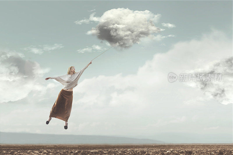 女人在天空中被云所载