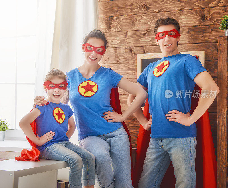 女孩，爸爸和妈妈是超级英雄