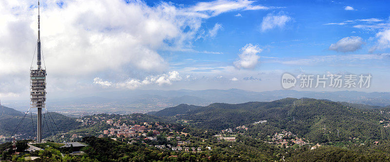 西班牙Tibidabo山上的电信塔和巴塞罗那城的空中全景