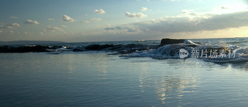 海浪拍打着岩石