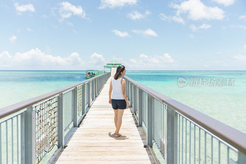 中年妇女微笑着望着大海