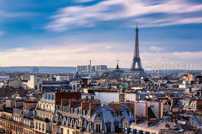 巴黎屋顶。法国巴黎的埃菲尔铁塔