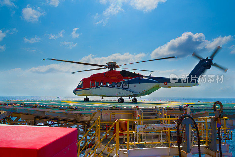 一架直升机降落在近海钻井平台上