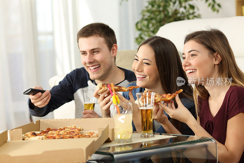 朋友们看电视，吃披萨