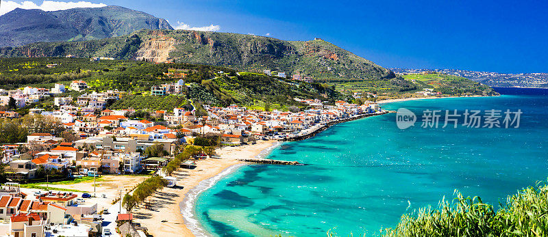 希腊假日-美丽的卡里维斯村庄与绿松石海。克里特岛岛