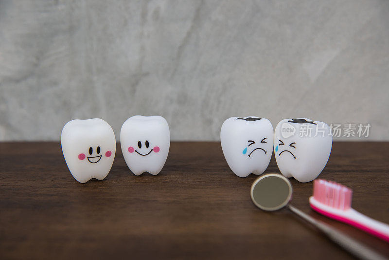 木制的桌子上放着可爱的牙齿玩具