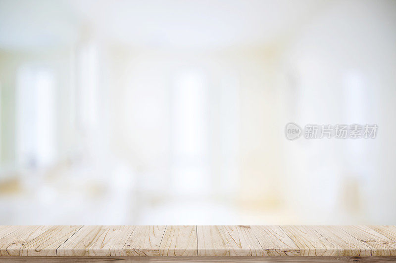 空的顶部木桌子和模糊的浴室背景。