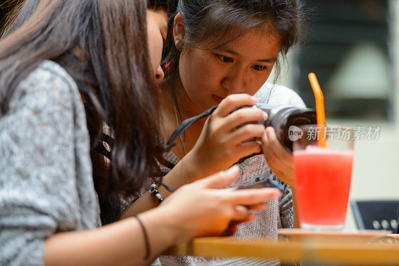 年轻的亚洲姐妹一起在餐厅里闲逛