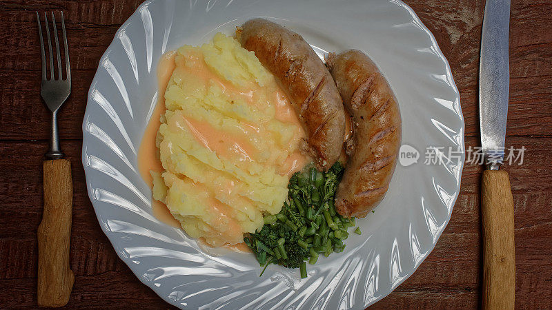 传统的英国菜。香肠和土豆泥