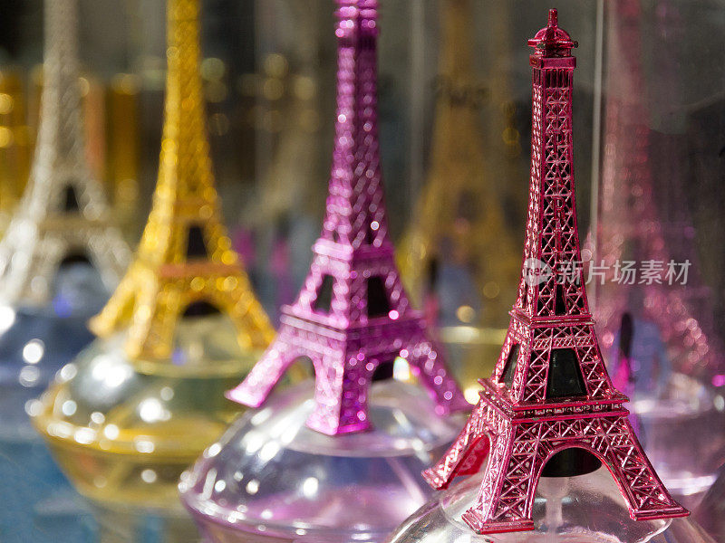 埃菲尔铁塔(埃菲尔铁塔)纪念品在法国巴黎的纪念品商店出售