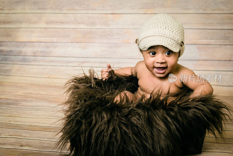 婴儿混合种族，健康的婴儿男孩戴着针织帽