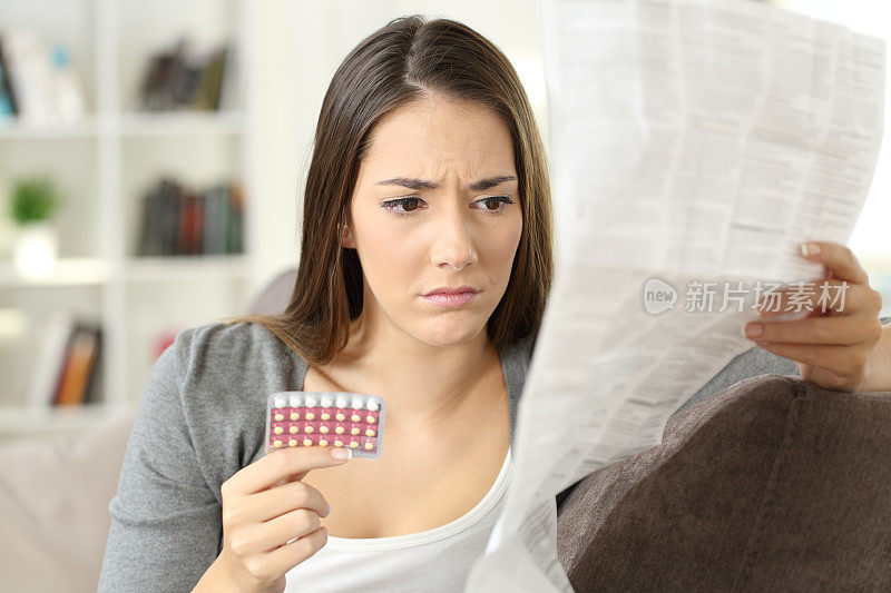 忧心忡忡的妇女正在阅读避孕药传单