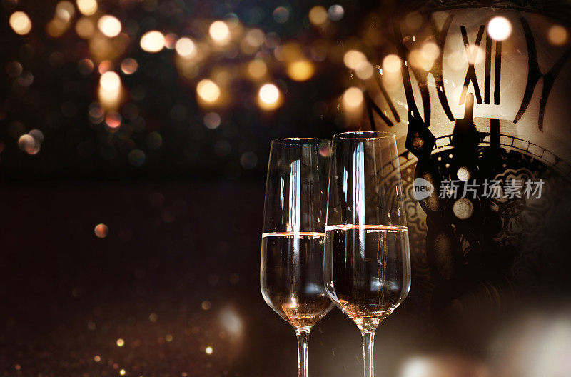 祝你新年快乐，喝香槟