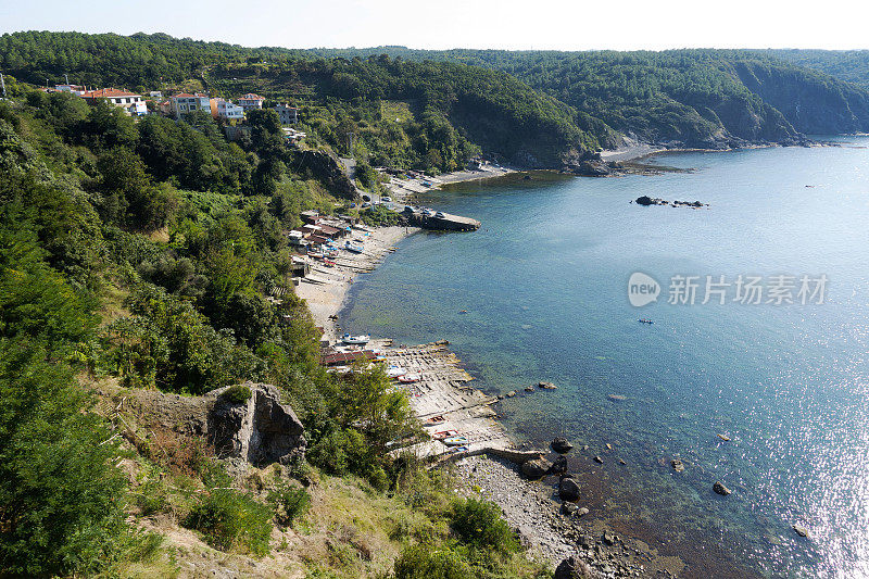 土耳其伊斯坦布尔博斯普鲁斯海岸附近的船屋