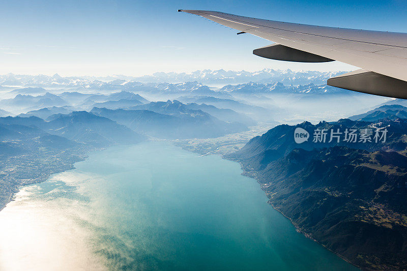 从飞机窗口看到的阿尔卑斯风景