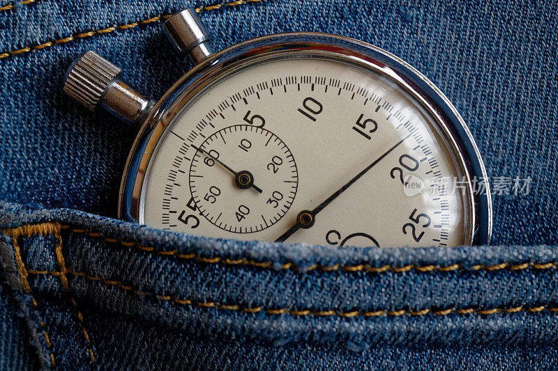 古董秒表，在旧的深蓝色牛仔口袋，价值衡量时间，旧时钟箭头分钟，秒精确计时器记录