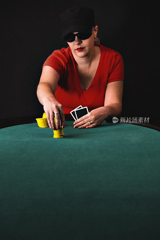女人扑克玩家下注