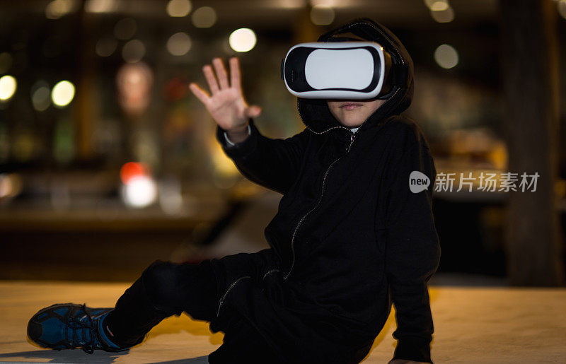 男孩在街上测试虚拟现实和增强现实