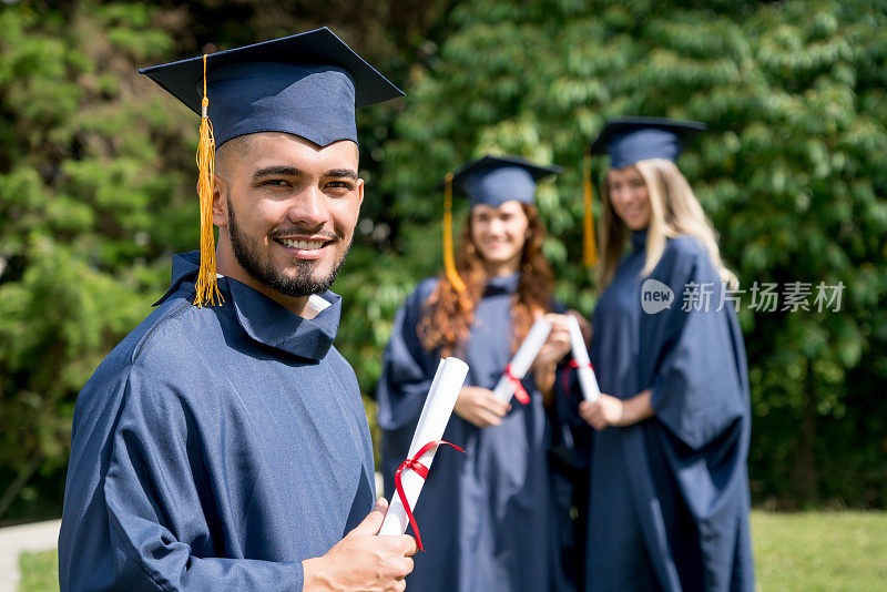 这是一幅年轻的拉丁美洲男子微笑着看着镜头从大学毕业的照片