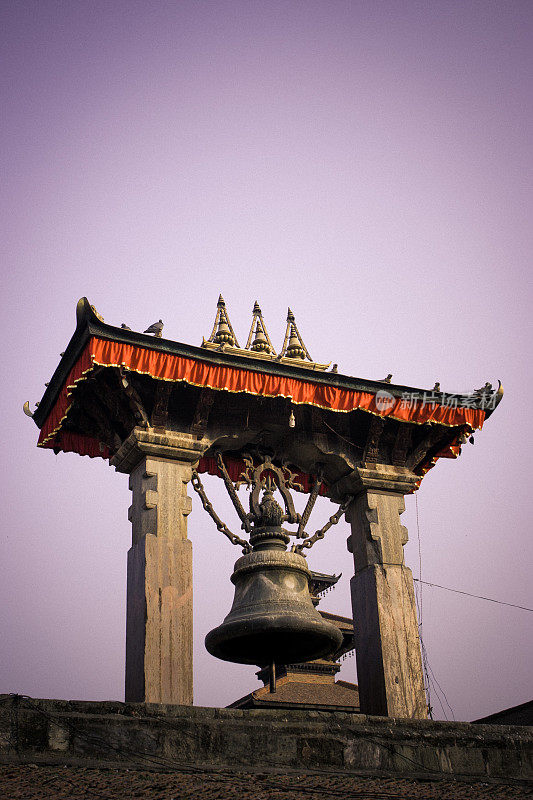 尼泊尔帕坦杜巴广场的铜钟