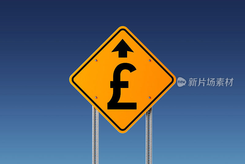 黄色英镑繁荣前面的交通标志在蓝天