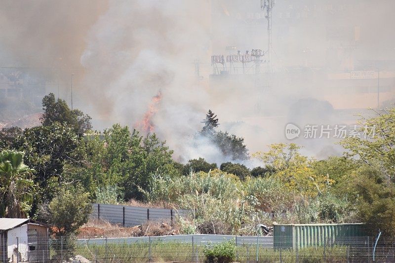 城市附近的田野着火了