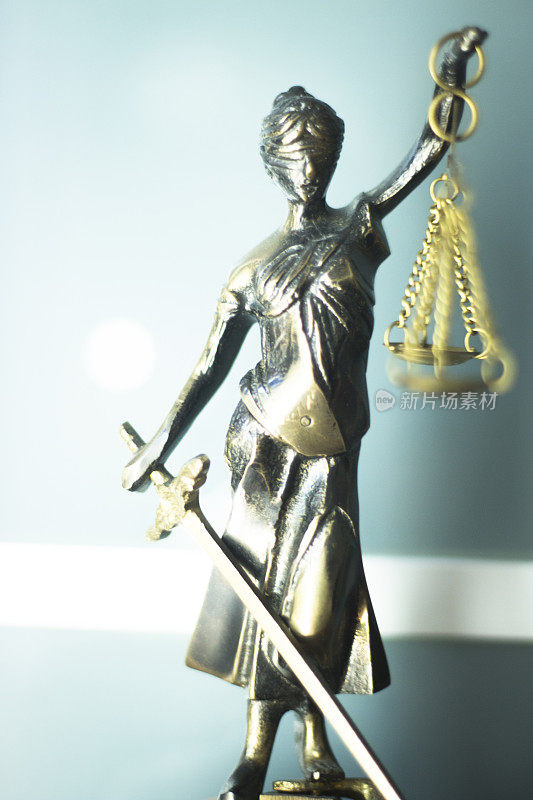 法律事务所themis女神铜像与正义的天平在律师事务所。